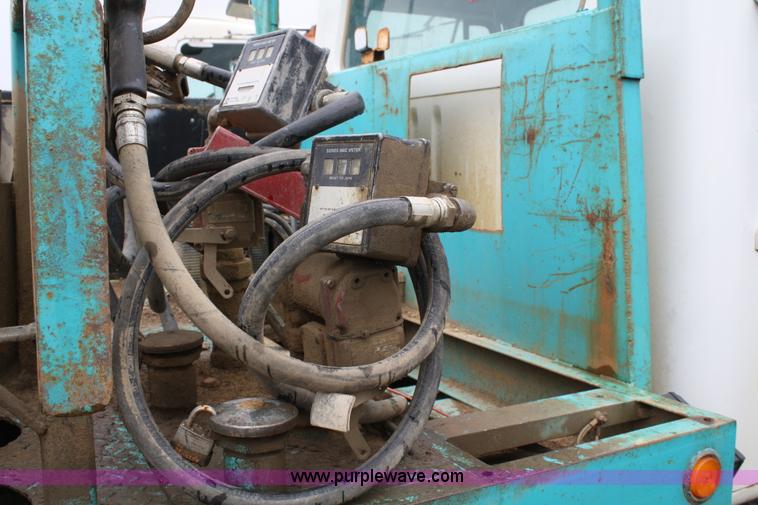 image for item 4719 1995 International 4900 service truck