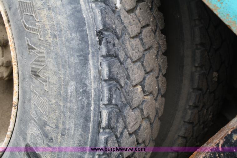 image for item 4719 1995 International 4900 service truck