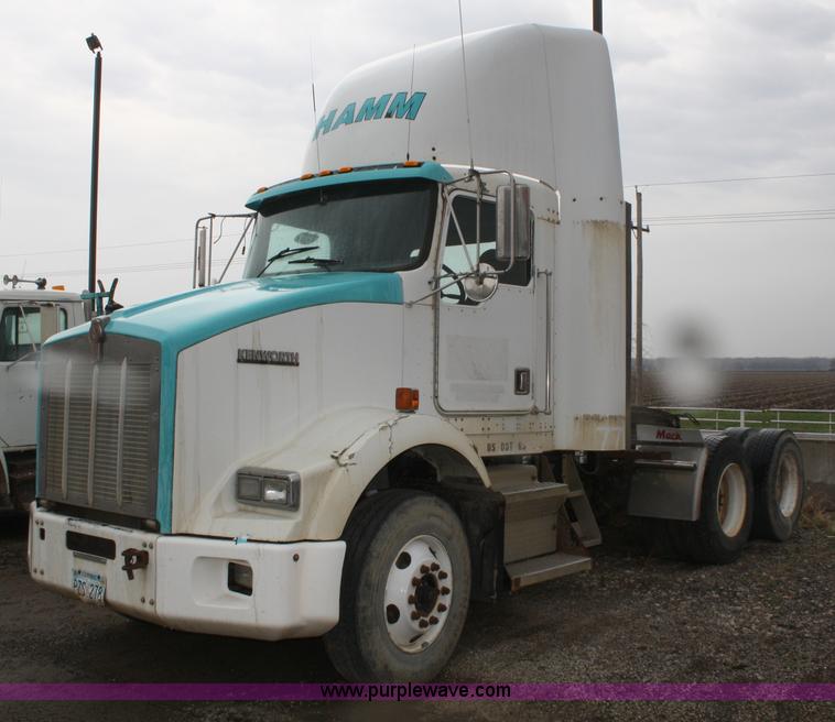 image for item 4719 1995 International 4900 service truck