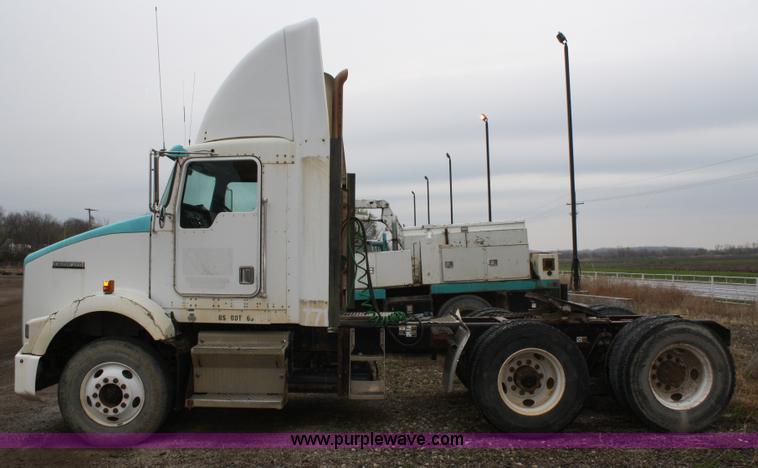 image for item 4720 2001 Kenworth T800 semi truck