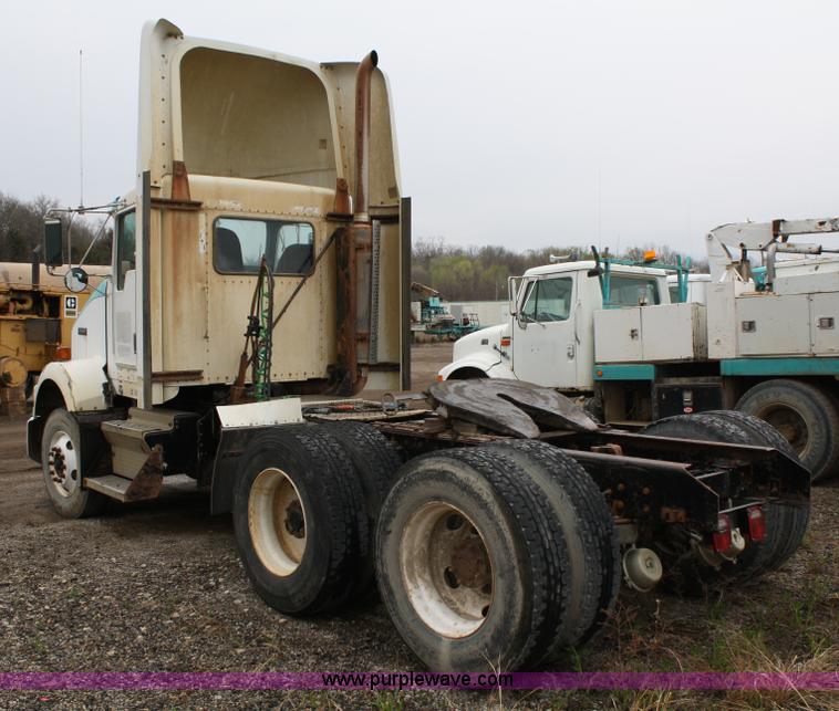 image for item 4720 2001 Kenworth T800 semi truck