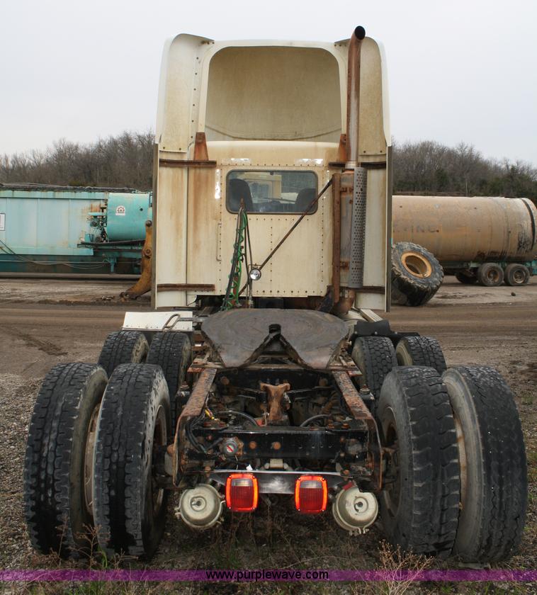 image for item 4720 2001 Kenworth T800 semi truck