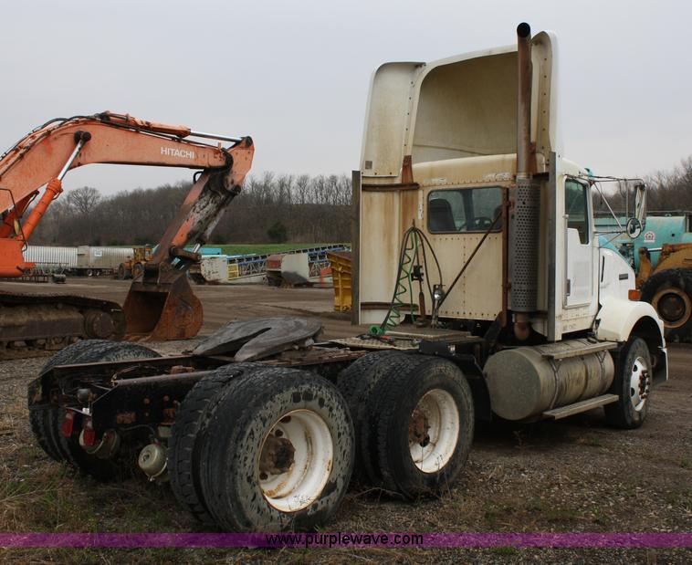 image for item 4720 2001 Kenworth T800 semi truck