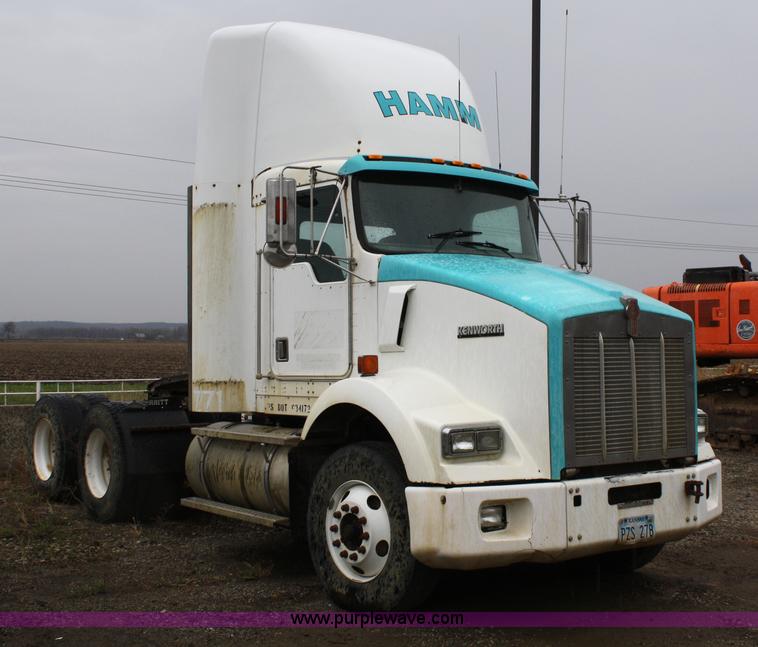 image for item 4720 2001 Kenworth T800 semi truck