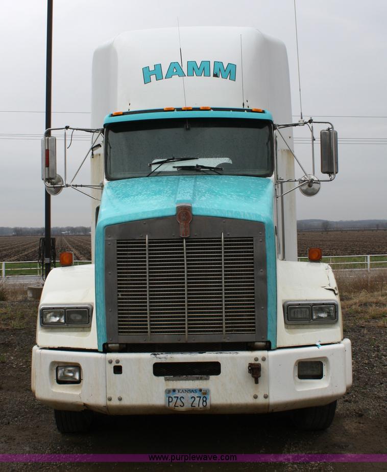 image for item 4720 2001 Kenworth T800 semi truck