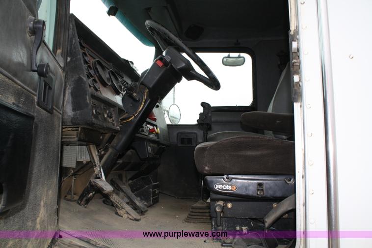 image for item 4720 2001 Kenworth T800 semi truck