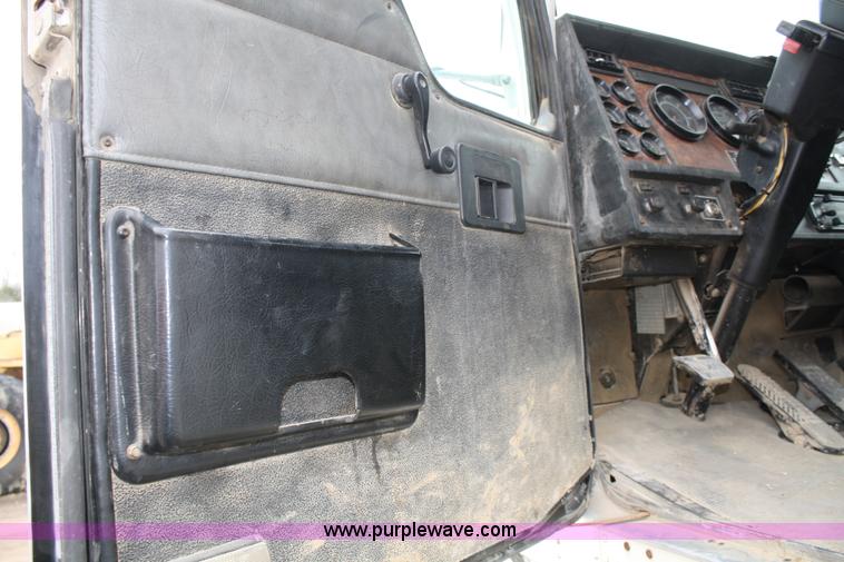 image for item 4720 2001 Kenworth T800 semi truck