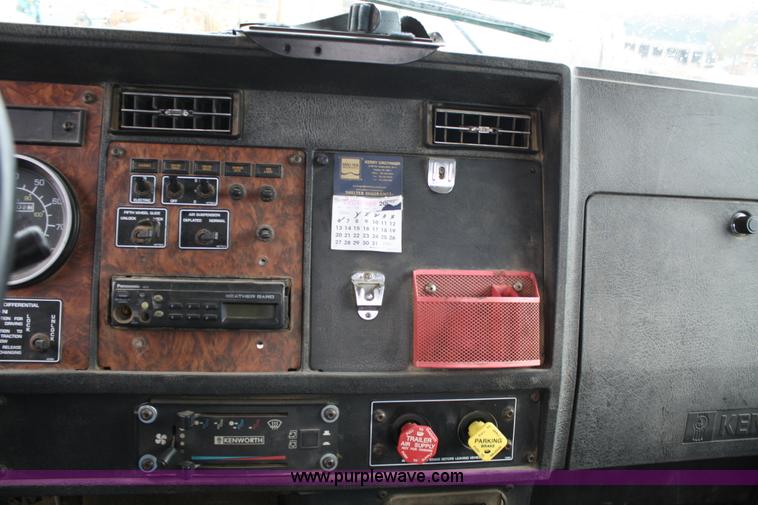 image for item 4720 2001 Kenworth T800 semi truck