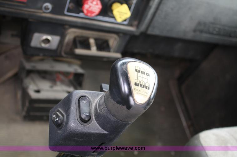 image for item 4720 2001 Kenworth T800 semi truck