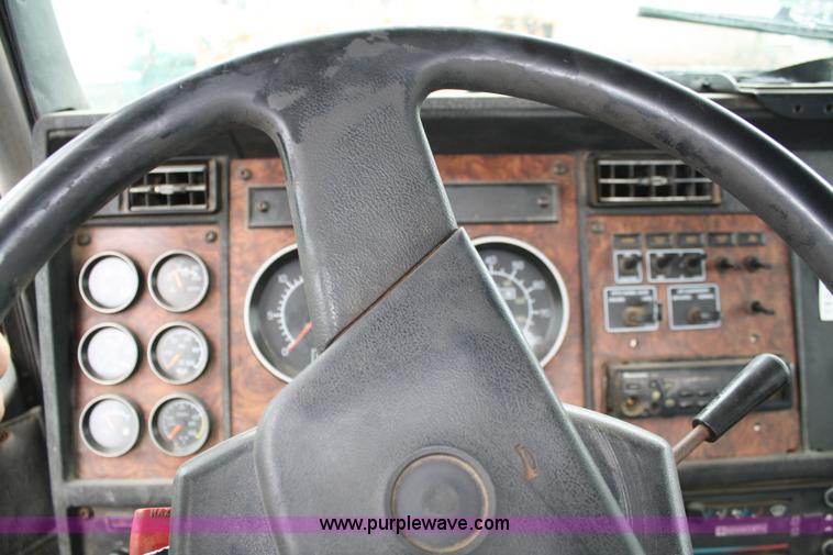 image for item 4720 2001 Kenworth T800 semi truck