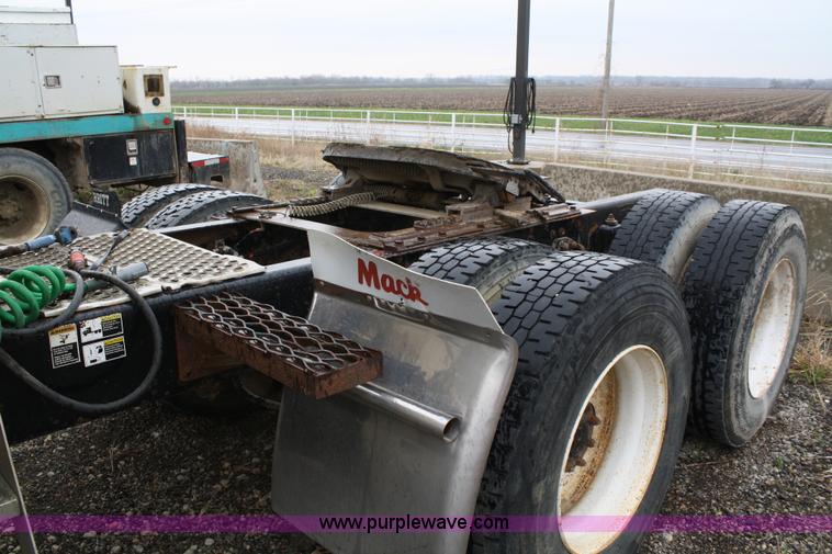 image for item 4720 2001 Kenworth T800 semi truck