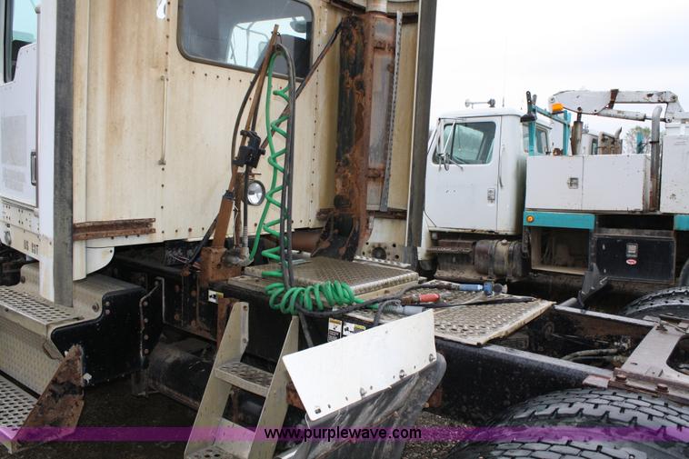 image for item 4720 2001 Kenworth T800 semi truck
