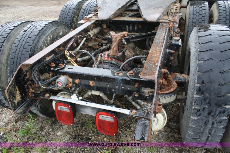 image for item 4720 2001 Kenworth T800 semi truck