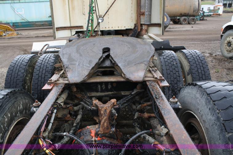 image for item 4720 2001 Kenworth T800 semi truck