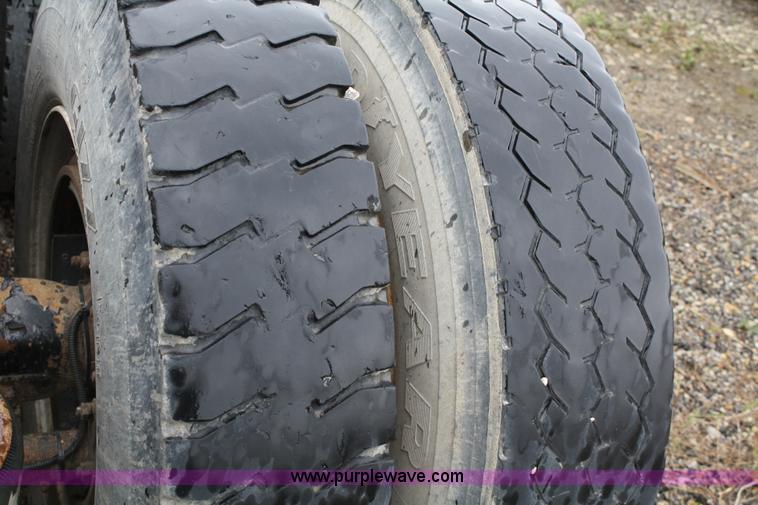 image for item 4720 2001 Kenworth T800 semi truck