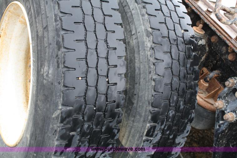 image for item 4720 2001 Kenworth T800 semi truck