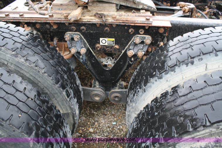 image for item 4720 2001 Kenworth T800 semi truck