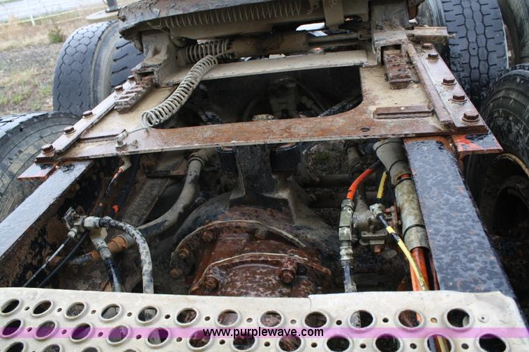 image for item 4720 2001 Kenworth T800 semi truck