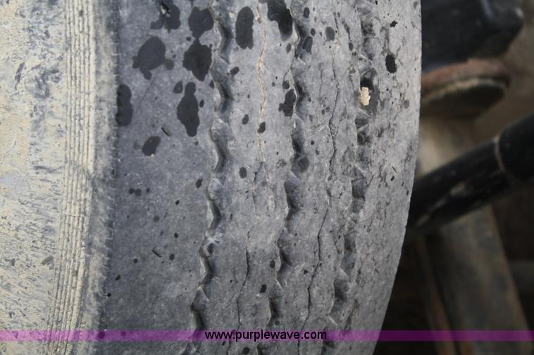 image for item 4720 2001 Kenworth T800 semi truck