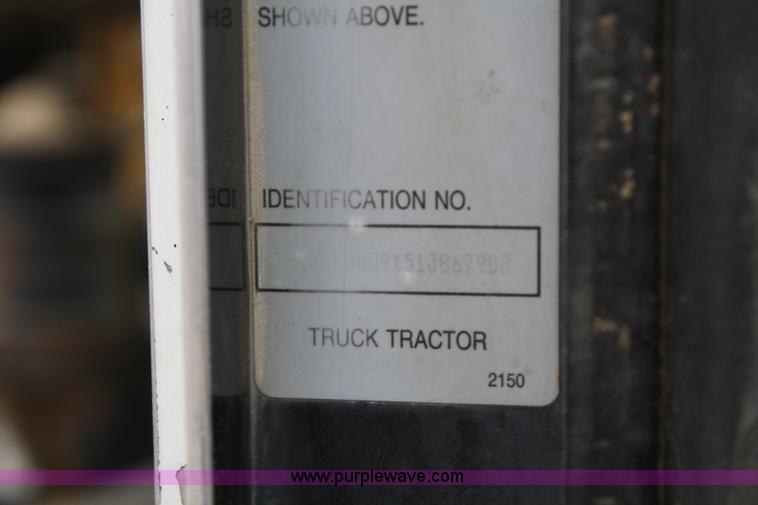 image for item 4720 2001 Kenworth T800 semi truck