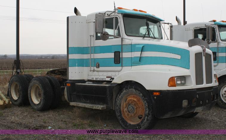 image for item 4721 1992 Kenworth T400 semi truck
