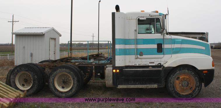 image for item 4721 1992 Kenworth T400 semi truck
