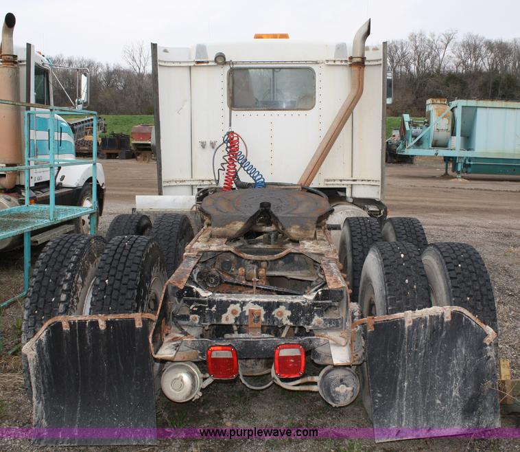 image for item 4721 1992 Kenworth T400 semi truck