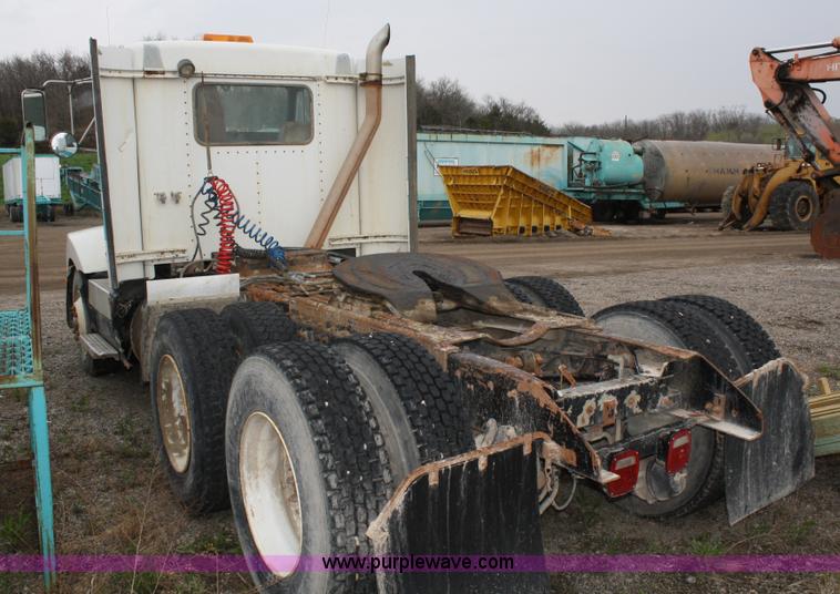 image for item 4721 1992 Kenworth T400 semi truck