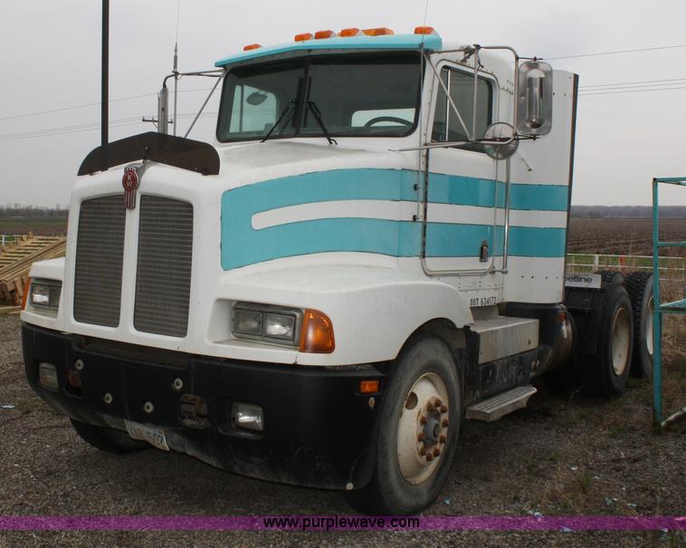 image for item 4721 1992 Kenworth T400 semi truck