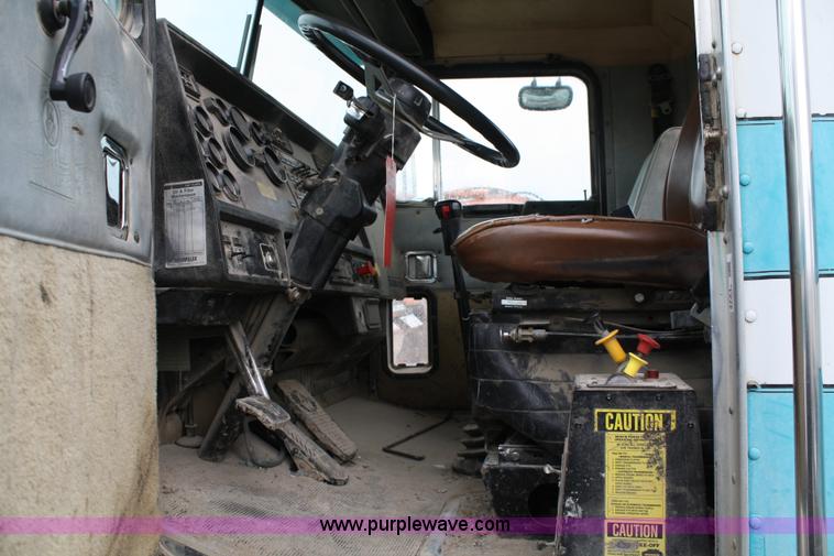 image for item 4721 1992 Kenworth T400 semi truck