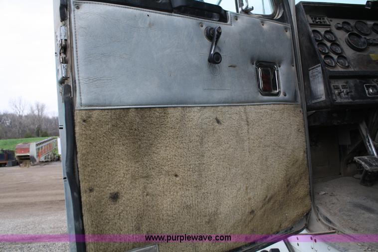 image for item 4721 1992 Kenworth T400 semi truck