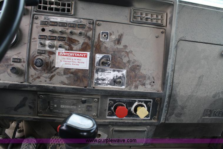 image for item 4721 1992 Kenworth T400 semi truck