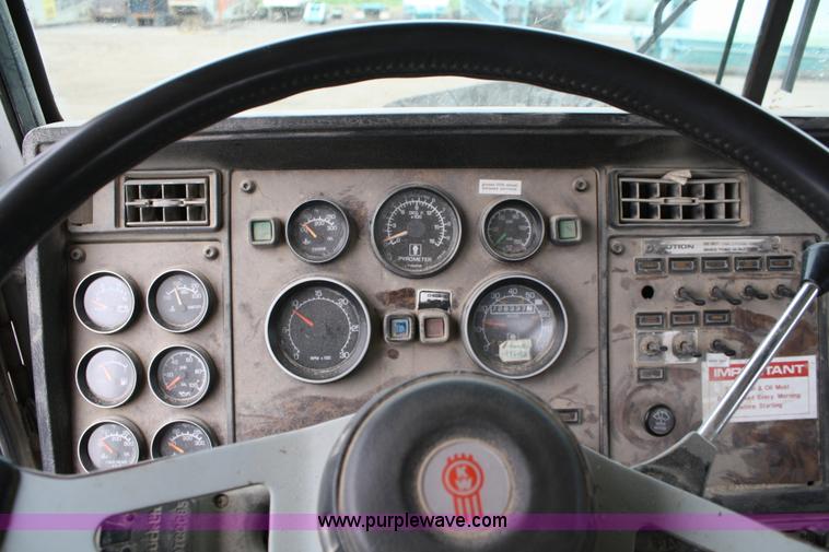 image for item 4721 1992 Kenworth T400 semi truck