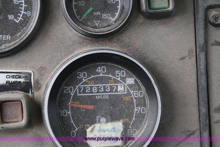 image for item 4721 1992 Kenworth T400 semi truck