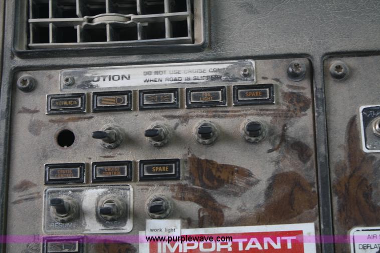 image for item 4721 1992 Kenworth T400 semi truck