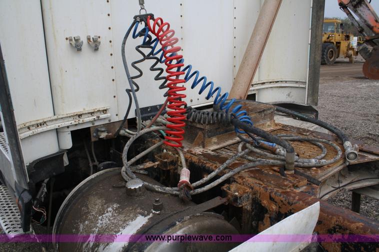 image for item 4721 1992 Kenworth T400 semi truck