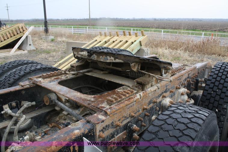 image for item 4721 1992 Kenworth T400 semi truck