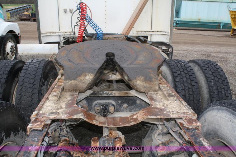 image for item 4721 1992 Kenworth T400 semi truck