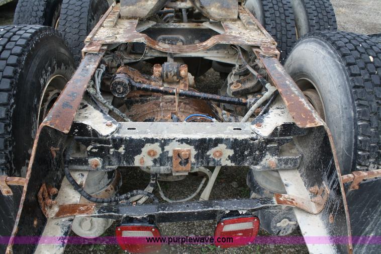 image for item 4721 1992 Kenworth T400 semi truck