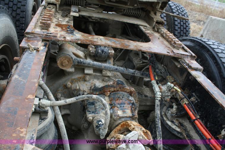 image for item 4721 1992 Kenworth T400 semi truck