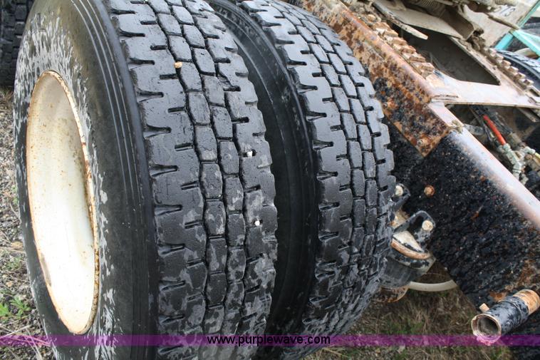 image for item 4721 1992 Kenworth T400 semi truck