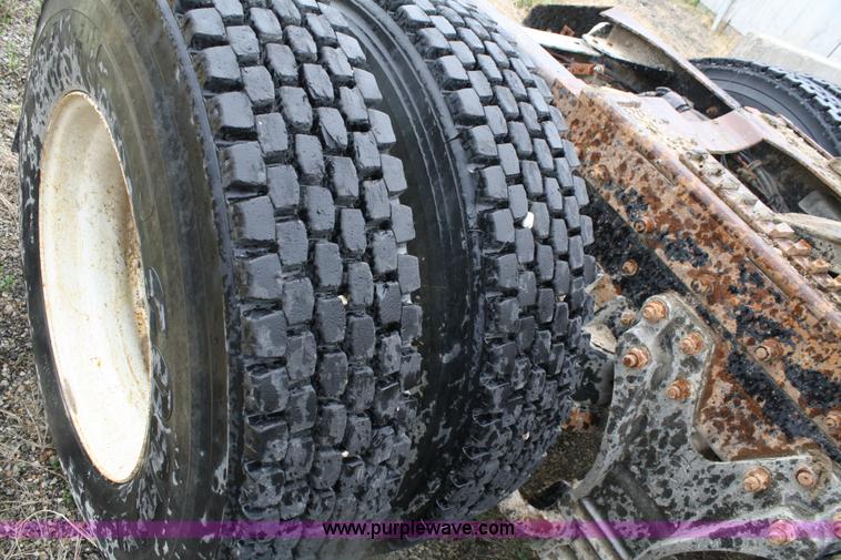 image for item 4721 1992 Kenworth T400 semi truck