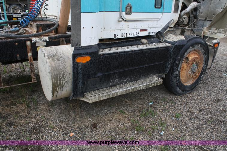 image for item 4721 1992 Kenworth T400 semi truck