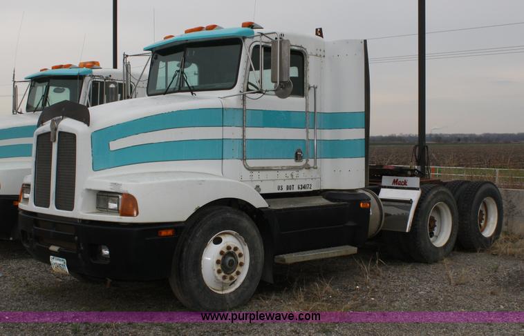 image for item 4722 1994 Kenworth T400 semi truck