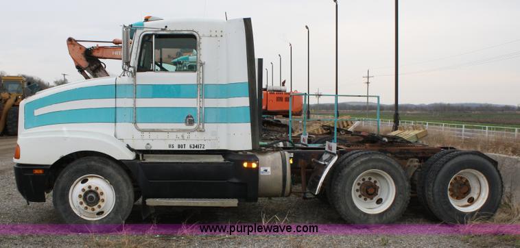 image for item 4722 1994 Kenworth T400 semi truck