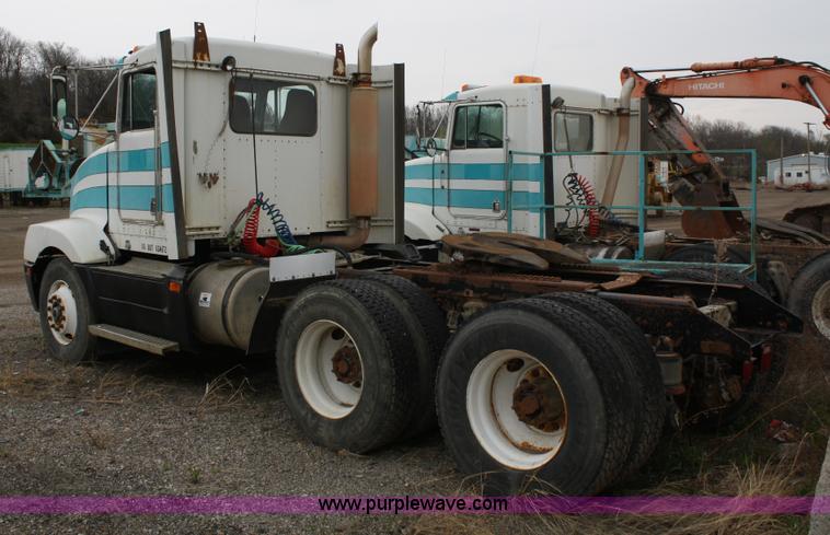 image for item 4722 1994 Kenworth T400 semi truck