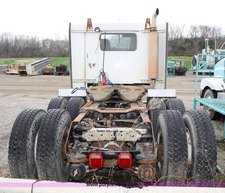 image for item 4722 1994 Kenworth T400 semi truck