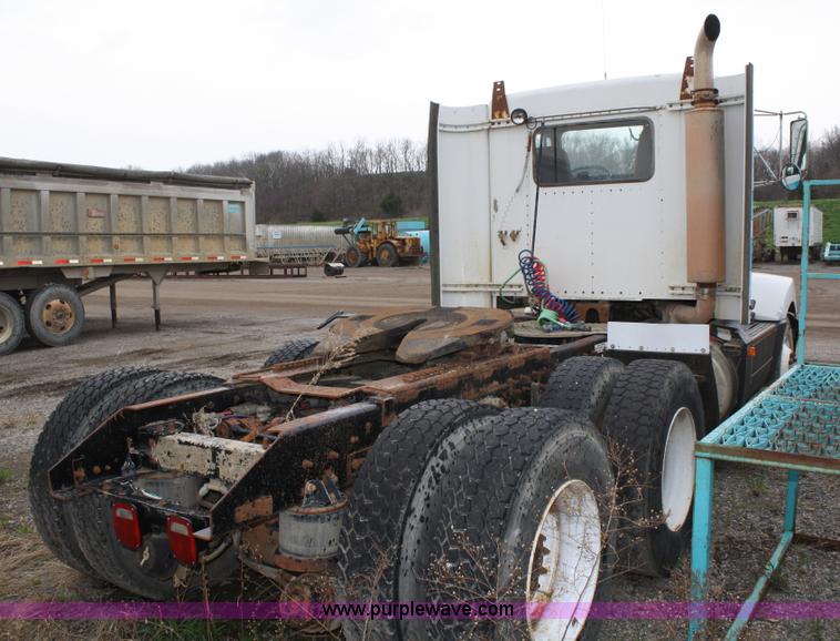 image for item 4722 1994 Kenworth T400 semi truck