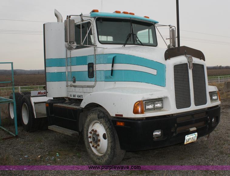 image for item 4722 1994 Kenworth T400 semi truck