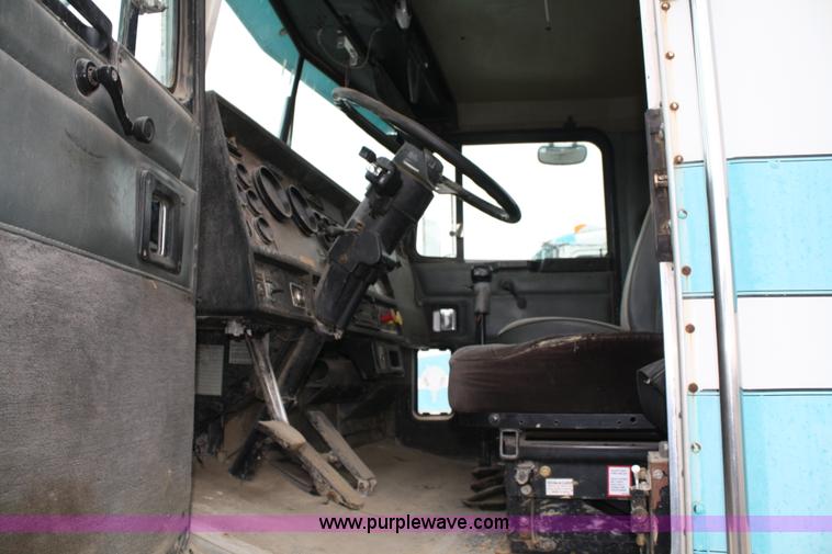 image for item 4722 1994 Kenworth T400 semi truck